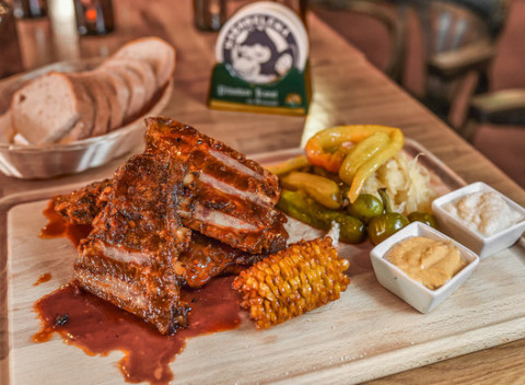 Marinované grilované BBQ rebierka alebo kombo s kilom chilli kuracích krídelok v Pivárničke.