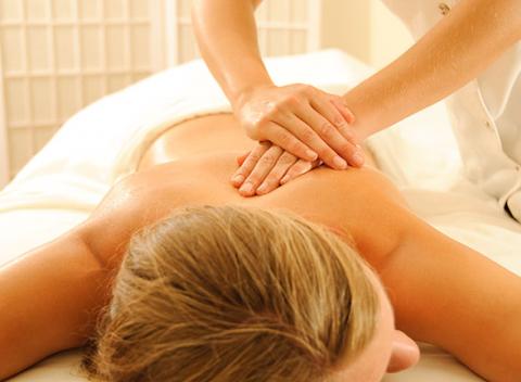 Hodinová klasická masáž chrbta a šije. Masérka Deniska sa vo svojom salóne postará o to, aby ste si naplno užili relax a uvoľnenie. 