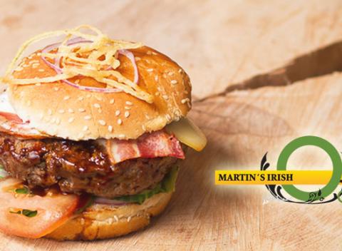 Zahryznite sa do šťavnatého domáceho burgra so zeleninou, s kvalitným chedar syrom, s chrumkavými cibuľovými krúžkami a dobrým pivom.