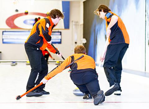 Skvelá zábava a zimný šport pre všetkých. 1 alebo 2 hodiny curlingu s inštruktorom pre 6 - 10 hráčov na štadióne V. Dzurilu v Ružinove. 