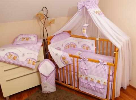 Detská postieľka z borovicového masívu s 12-dielnou sadou. Pripravte pre vaše bábätko bezpečné a krásne miestečko na spanie.  