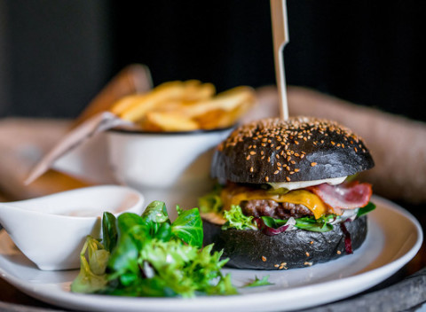 Hovädzí burger s cheddarom priamo v centre mesta Košice v Naša Kozlovňa.