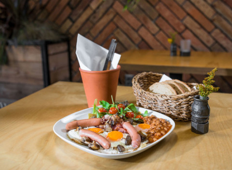 Pravé anglické raňajky s teplým nápojom v centre mesta s výhľadom na Dóm sv. Alžbety.