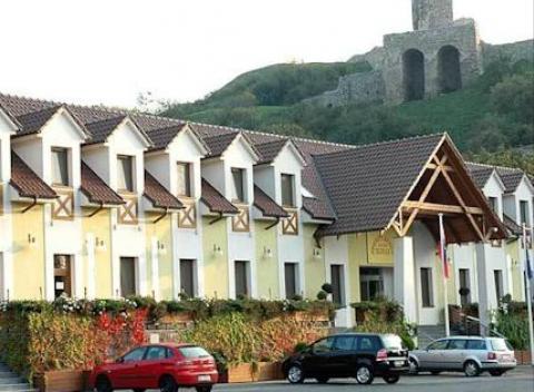 Hotel Hradná Brána - dvojlôžková izba s oddelenými lôžkami. Ubytovanie len 50 metrov od hradu Devín.