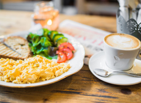 Naštartujte deň praženicou alebo toastom a voňavým čajom či kávou v Raňajkárni Rozprávka.