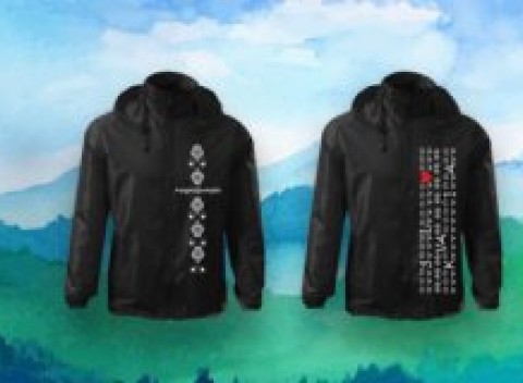 Bunda chrániaca pred vlhkom a vetrom so slovenským motívom a praktickým vrecúškom na zbalenie.