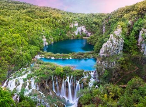 Chyťte sa príležitosti a vyrazte na výlet do Chorvátska obdivovať krásu Plitvických jazier, najznámejší chorvátsky národný park.