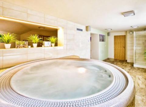 Cez deň sa vyblázni na svahu, potom zrelaxuj v špičkovom wellness a celý pobyt bude sprevádzať vynikajúca kuchyňa a príjemná atmosféra. 