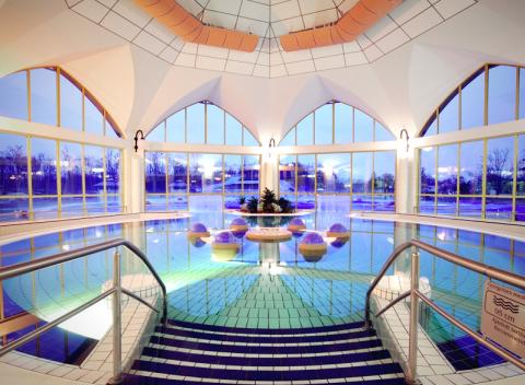 Užite si ničím nerušenú relaxáciu, pokoj a načerpajte novú energiu! Maďarské kúpele Sárvár pre dvoch + dieťa do 12 rokov zadarmo.