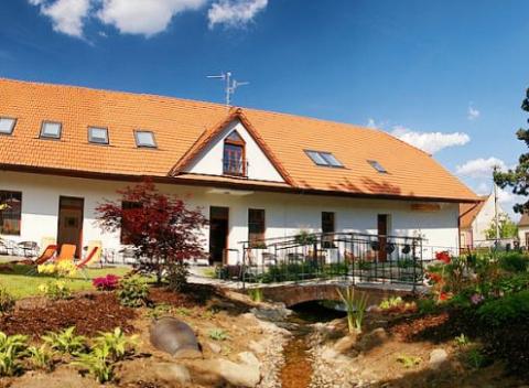 Navštívte moravskú obec Lednice! Tu vás totiž budú hriať krásy a pôvaby celého Lednicko-valtického areálu, bohaté raňajky a klasická masáž.