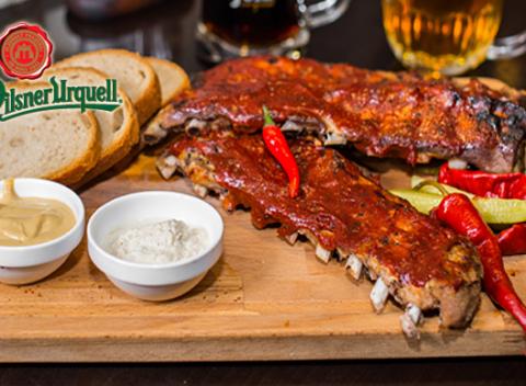 Vychutnajte si skvelú pochúťku. Kilo chrumkavých bravčových rebier a k tomu pivo Plzeň v Dilema cafe restaurant. 