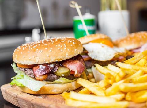 Zahryznite sa do poriadne šťavnatého burgra s cheddarom, slaninkou a oštiepkom alebo volským okom v reštaurácii Dilema. 