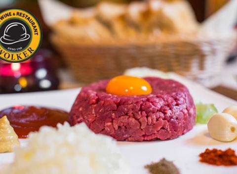 Pochutnajte si na výnimočnom tataráku s hriankami a zapite to skvelým pivkom vo Wolker restaurant v Starom Meste. 