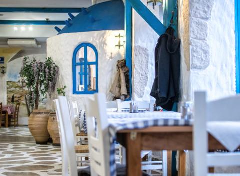 Pochutnajte si na špecialitách, kurací alebo bravčový špíz souvlaki či kebab na grile v tradičnej originálnej gréckej reštaurácii Taverna.