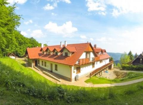 Biele Karpaty do októbra v apartmánoch s neobmedzeným wellness a polpenziou. Nevyhnete sa turistike, či spoznávaniu pohorí. 