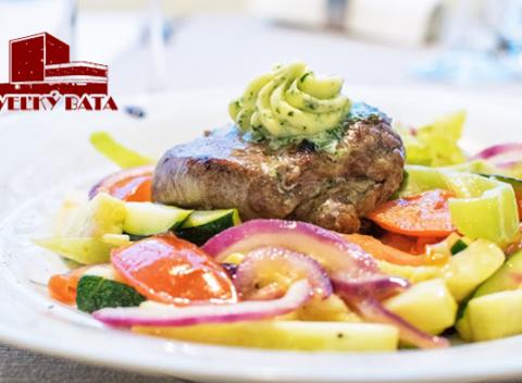 Doprajte si gurmánsky zážitok. Hovädzí steak s omáčkou zo zeleného korenia alebo s grilovanou zeleninou u Veľkého Batu. 
