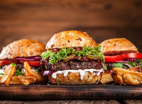 Najedzte sa a nevystrčte pritom ani nos z domu! Papkáčik vám donesie burger priamo do vašej obývačky, na výber 3 druhy.