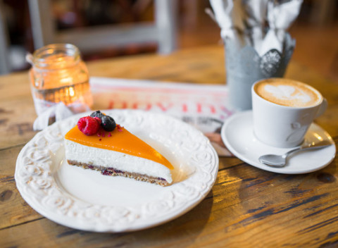 Koláč podľa dennej ponuky s kávou alebo horúcim čajom v Raňajkárni Rozprávka.
