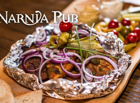 Nechajte sa pozvať na skvelé pečené bravčové koleno vrátane čerstvého chlebíka a kyslej prílohy do rozprávkovej Narnie. 