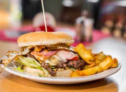 Hovädzí burger so slaninkou a vajcom alebo s jalapeño papričkami. Poriadne jedlo v pivárni Budík pre poriadnych jedákov. 
