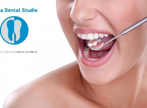 Dentálna hygiena alebo dentalna hygiena a pieskovanieskovanie, airflow. Zuby môžu byť aj vašim žiarivým módnym doplnkom. 