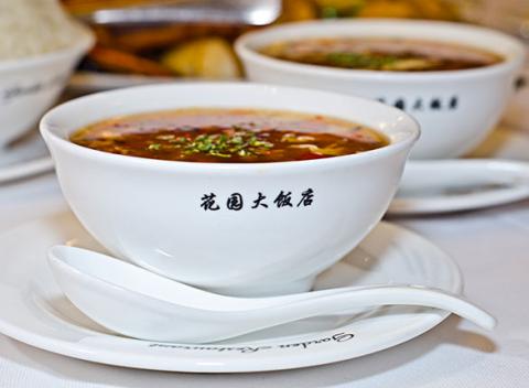 Cisárska porcia čínskych špecialít pre dvoch. Chutné jedlo a veľké porcie si môžete vychutnať v Garden Restaurant.