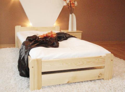 Kvalitná masívna posteľ z borovice v nadčasovom dizajne. Spolu s matracom, roštom a úložným boxom v troch veľkostiach.