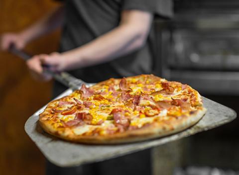 Užite si príjemný večer. Výber zo 6 obľúbených druhov pizze a k tomu 2 dcl bieleho alebo červeného vínka Chateau Krakovany.  