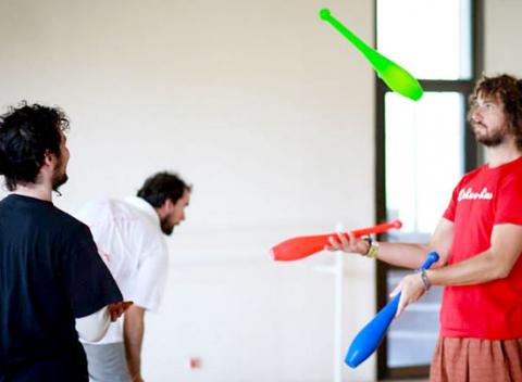 Kurz pozemnej akrobacie pre dospelých – AcroBalans alebo žonglovanie plné trikov. Vitajte v CirKusKus, prvej škole nového cirkusu.