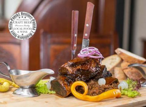 Polkilové bravčové mäsité rebrá v Panskom hostinci. Vynikajúca kuchyňa, príjemný personál a pokojné prostredie. 