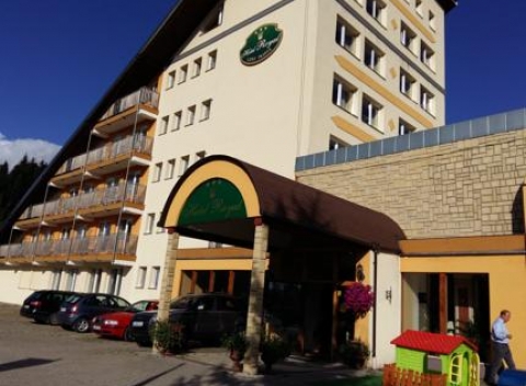 Hotel Royal Látky je obklopený Veporskými vrchmi a ponúka vám komfortné ubytovanie uprostred prírody.