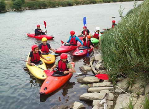 Naučte sa ovládanie kajaku či kanoe v prúde rieky. Základy kanoistiky a kajakovania na Hornáde alebo kajakárska škola na Dunajci. 