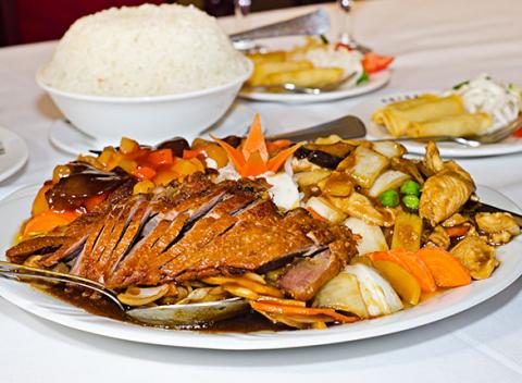 Cisárska porcia čínskych špecialít pre dvoch. Chutné jedlo a veľké porcie sú najlepšou odpoveďou na veľký hlad i mlsný jazýček. 