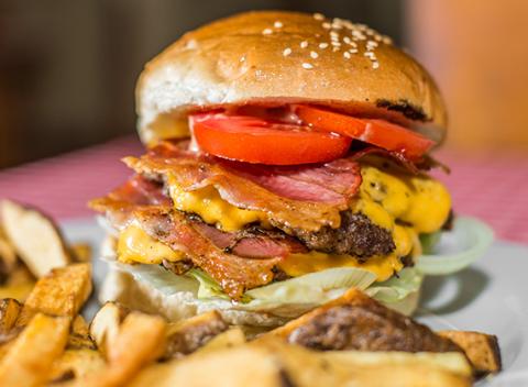 Burger z hovädzieho mäsa s domácimi hranolkami a žemľou od miestneho pekára. Pouchutnajte si na dobrom jedle v príjemnom prostredí.