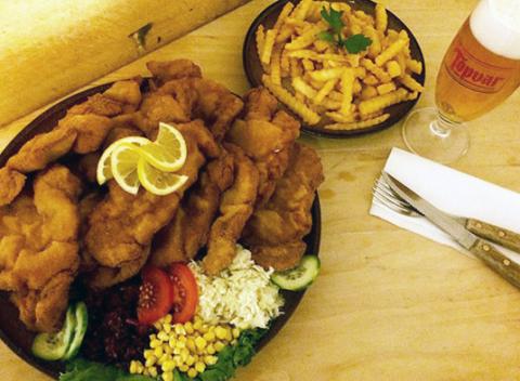 Kilo kuracích alebo bravčových rezňov, ktoré nadchnú všetkých veľkých jedákov. K tomu hranolky a veľké pivo alebo Kofola v Motoreste Maják.