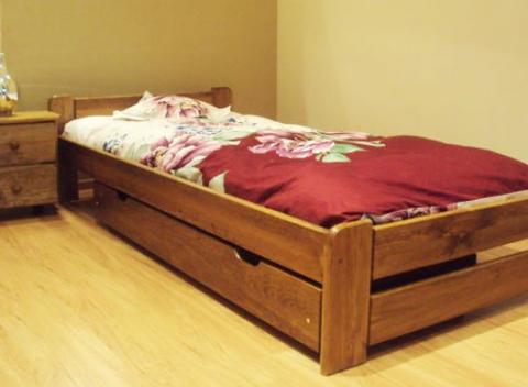 Príjemný deň začína vždy v pohodlnej posteli. Kvalitná masívna posteľ z borovice v nadčasovom dizajne, rošt, matrac a úložná zásuvka. 