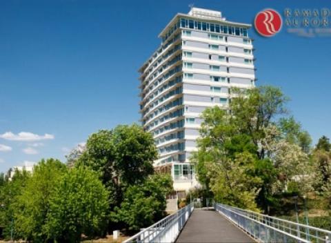 Super dovolenku pri Balatone zažijete v Ramada AURORA Hotel & Resort**** Lake Balaton. Vychutnáte si maďarskú kuchyňu a skvelý wellness.