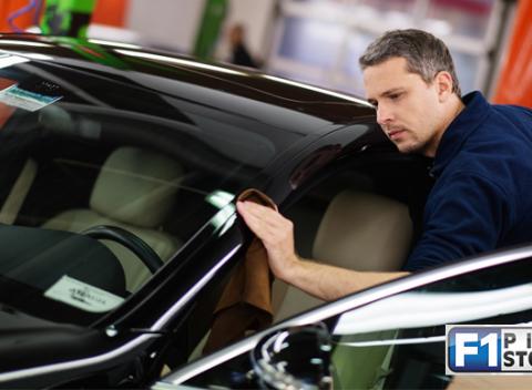 Kompletné umytie interiéru a exteriéru vozidla v ručnej autoumyvárni F1 Pitstop. Auto ako zo škatuľky a pripravené na nové dobrodružstvá. 