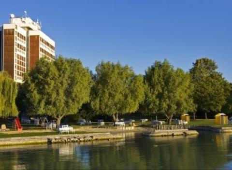 V kúpeľnom mestečku Balatonfüred strávite perfektnú rodinnú dovolenku priamo pri brehu Balatonu. Pobyt v Hoteli Marina*** s all inclusive.
