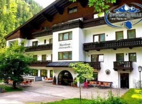 Užite si leto s rodinou v rakúskych Alpách v obľúbenom horskom hoteli Evianquelle Bad priamo pri liečivom prameni.