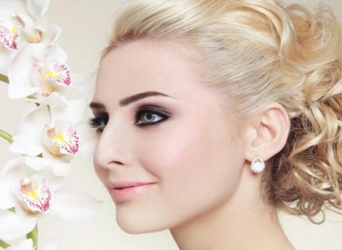 Permanentný make-up obočia, pier alebo očných liniek. Krásna, upravená, zvodná a stále dokonale nalíčene za každých okolností. 