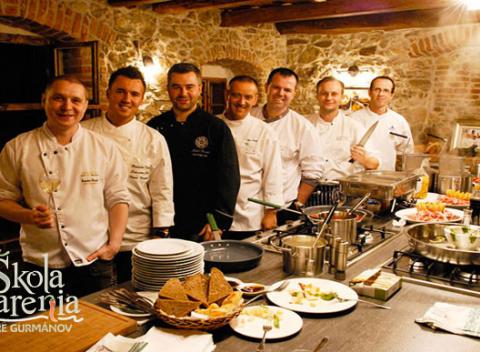 Zážitkový kurz varenia pod vedením špičkových šéfkuchárov pre ženy i mužov. Naučte sa pripravovať špeciality od tých najpovolanejších. 