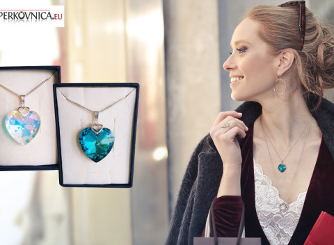 Elegantný prívesok Swarovski Srdce v srdci v rôznych farbách v darčekovej krabičke.