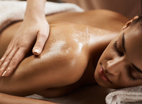 Blahodarná klasická masáž pre dámy: Dajte si premasírovať celé telo - chrbát a šiju.