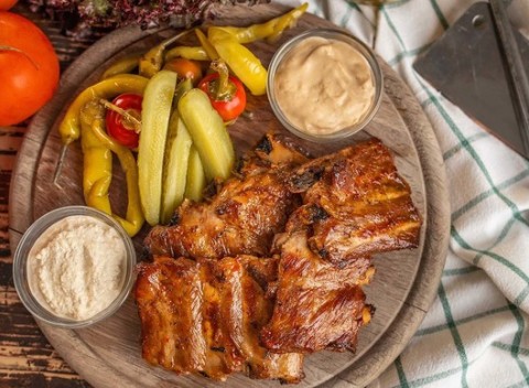 Koleno, rebrá alebo krídla v petržalskom Classic pube. K dobrému pivu patrí poriadne jedlo.