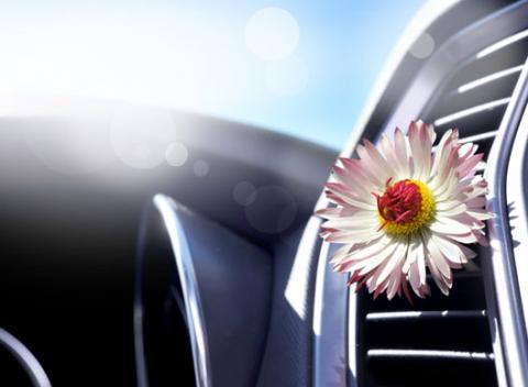 Plnenie a servis klimatizácie v autoservise Ruben. Zverte vaše auto profesionálom a nechajte si ho pripraviť na horúce letné dni. 