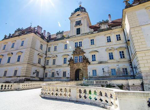 Pobyt pre dvoch v zámockom hoteli Hubertus*** s polpenziou a degustáciou vín v Lednicko-Valtickom areáli, jednom z najkrajších miest Česka.