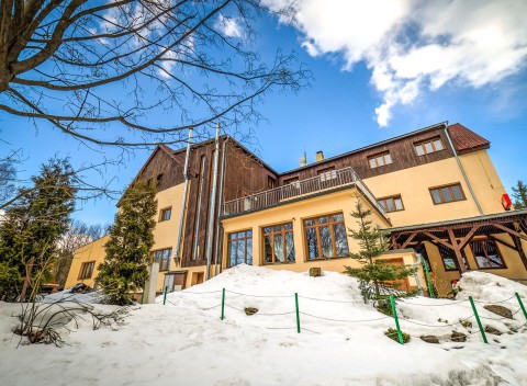 Jizerské hory pri svahoch: 3* Amantis Vital Sport Hotel s polpenziou a wellness.