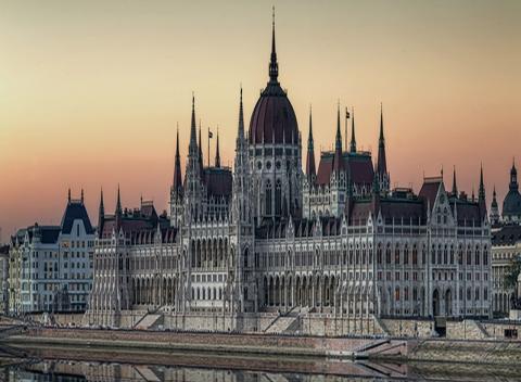 Spoznaj krásu Budapešti. Relaxujte, užívajte si luxus a wellness s neobmedzeným hýčkaním len kúsok od najobľúbenejších kúpeľov Széchenyi.