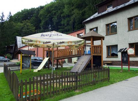 Oddychujte s celou rodinou v nedotknutej prírode Bielych Karpát. Dovolenka v hoteli Filipov*** s bohatou polpenziou, neobmedzeným wellness.